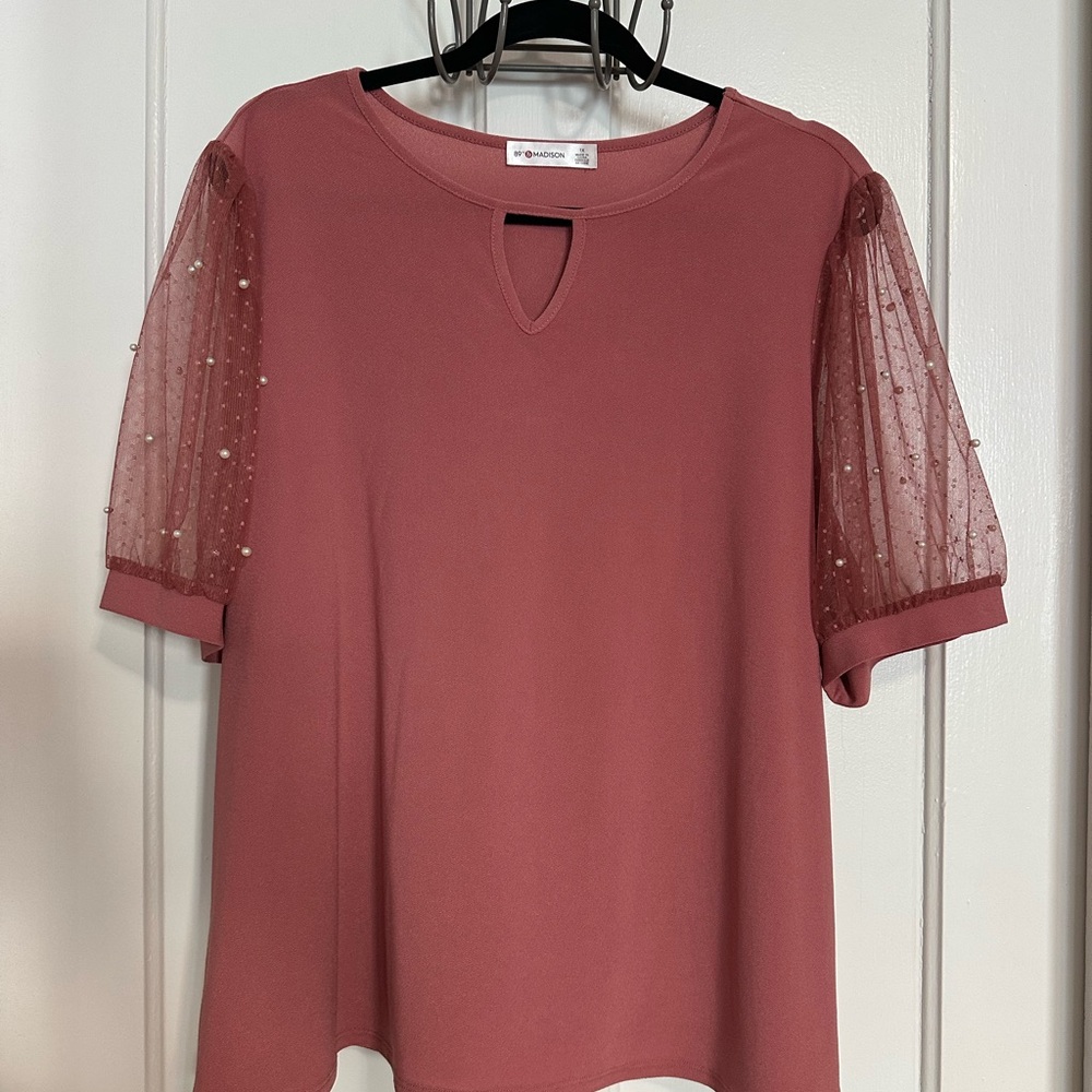 89th & Madison NWOT Size 1X Pink Top w/ Sheer Sleeves & Pearls
